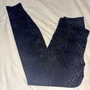 🦁 Fierce + Regal Black Snake Print Leggings - Small 🖤
